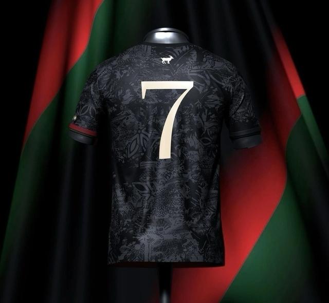 Camisa Portugal Edição Especial Cristiano Ronaldo - Comma Football Modelo Torcedor