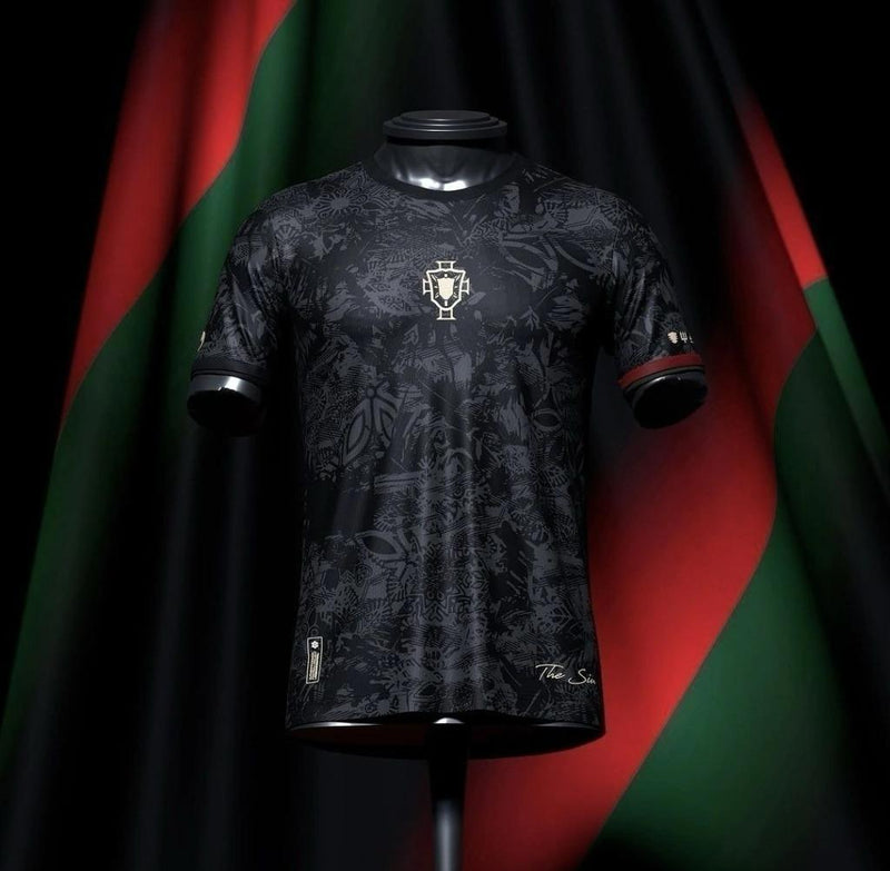 Camisa Portugal Edição Especial Cristiano Ronaldo - Comma Football Modelo Torcedor